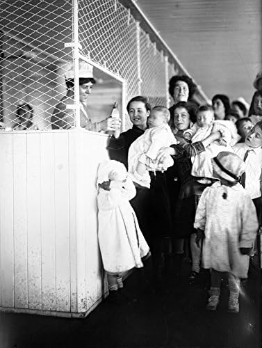 Yüzen Hastane C1910 Na Hemşire Helen C Juilliard'da Süt Dağıtıyor New York City'deki St JohnS Guild Tarafından Yoksullar İçin